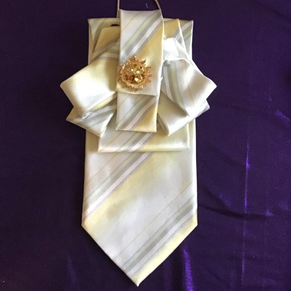 Women's Necktie with Brooch